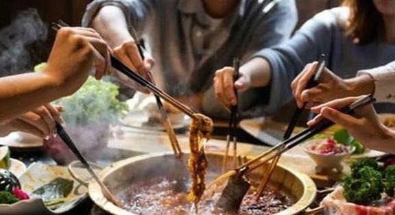 餐桌|长大后没本事的孩子,吃饭时多半会有3个坏习惯,家长早纠正