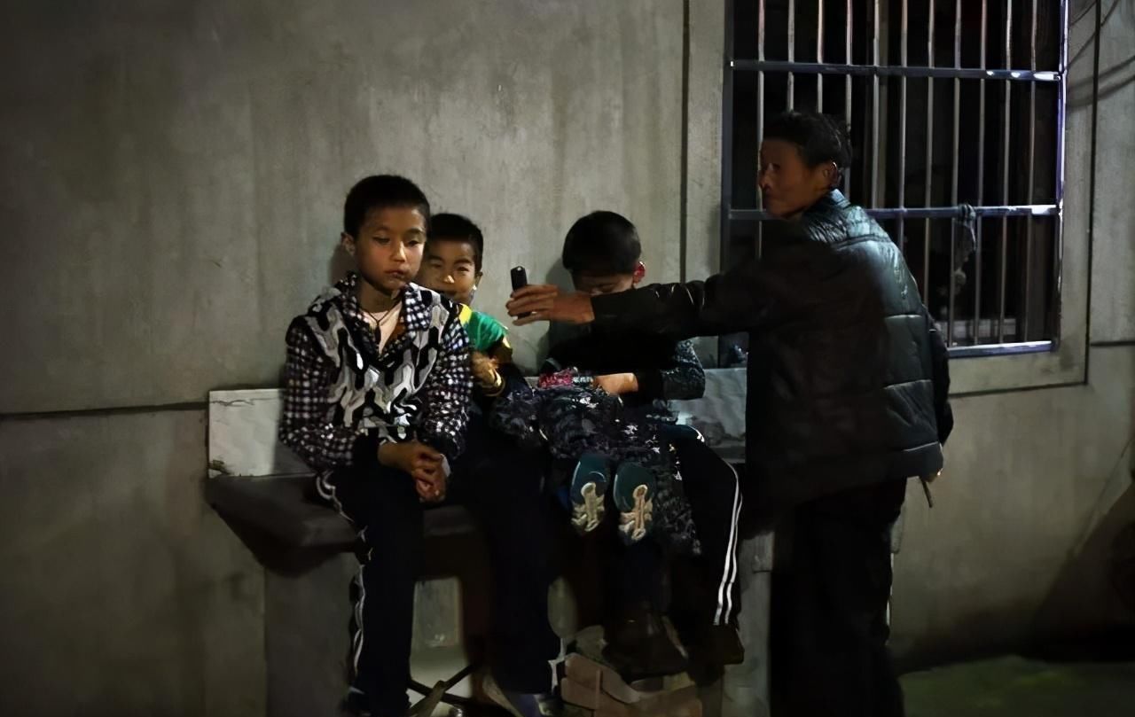 弟弟|“寄人篱下”的孩子有多难,2岁就会照顾弟弟,懂事的让人心疼