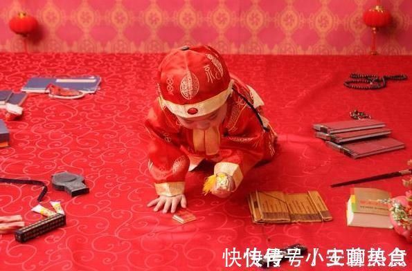 米其林|女娃周岁宴上抓周,一把抓住''这东西'',奶奶变脸,妈妈捂脸没眼看