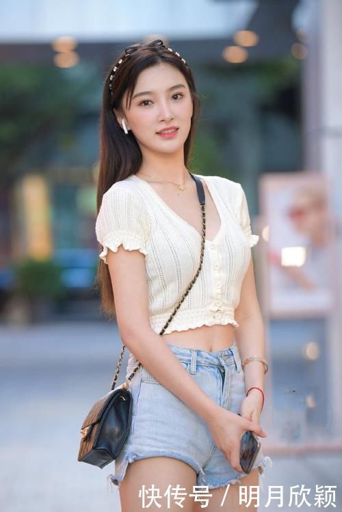 极品美女穿低腰超短裤，搭配短T恤，秀出小蛮腰更性感了