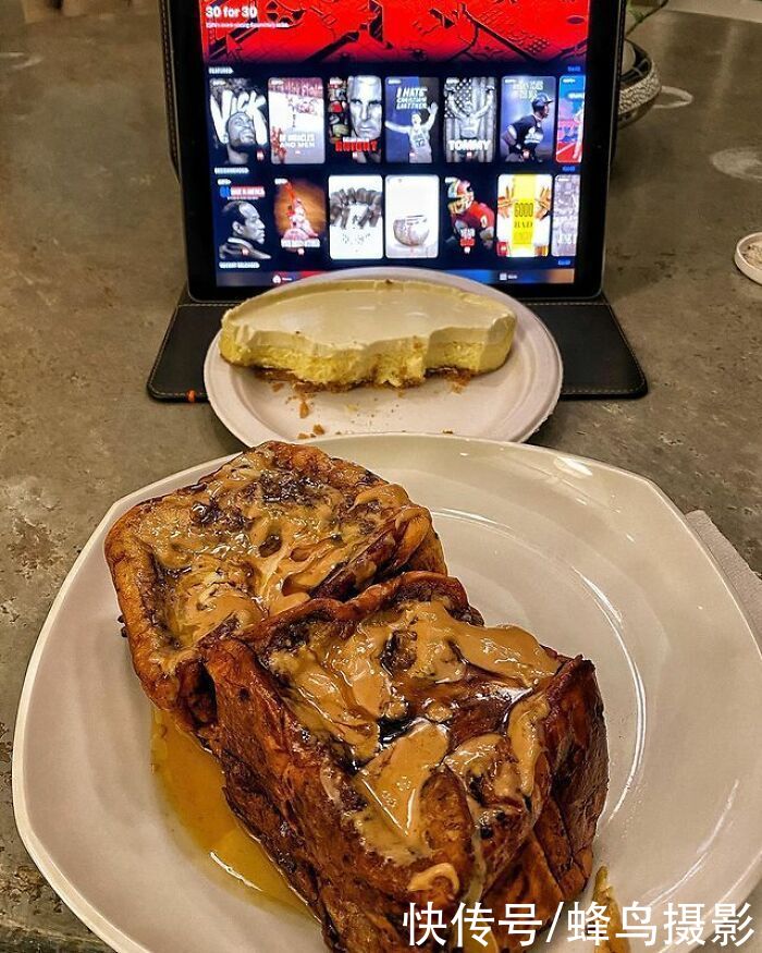 28个巨石强森的菜单，满满一桌子太能吃，还边吃边看电影太享受