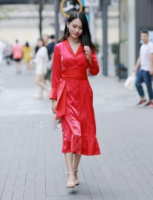 牛仔裤|时尚大气的美女，吊带背心搭配牛仔裤，造型显得十分修身立体