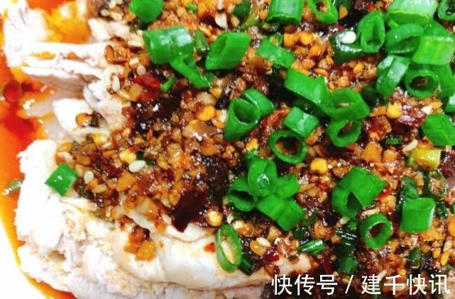 搅拌均匀|做“蒜泥白肉”别直接加水煮,多加这3样,蒜味浓厚肥而不腻!