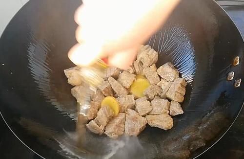 蜜汁|淮扬大厨分享“蜜汁红烧牛肉”简单好吃家常做法,加它鲜香软烂