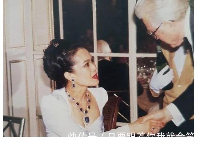 珠宝!36岁诗妮娜光彩照人,佩戴太后蓝宝石套装,下一个目标就是王冠