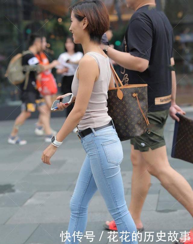 搭配|背心单独穿在一起很好看，它与牛仔裤搭配，再现了美的休闲风格