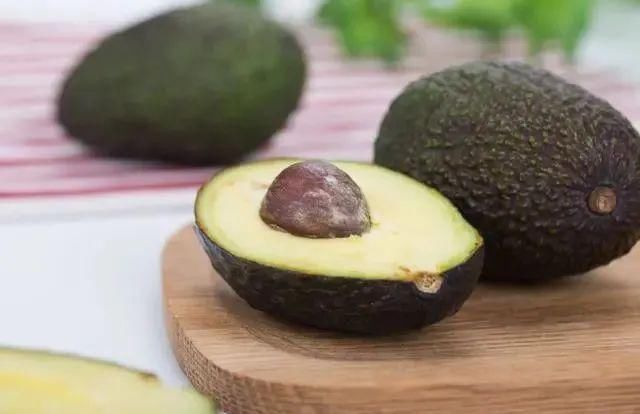 减肥的人,晚上坚持2个“不要”,常喝1水,体重或许稳稳降