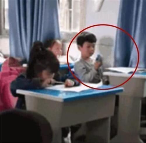 阅读|男孩考试因看不懂试卷偷偷抹泪,看了一眼周围同学后,果断放弃