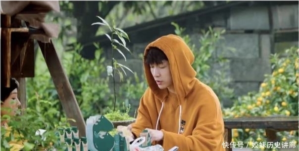 风干牛肉 未播:张艺兴给杨紫拿零食,杨紫一句“我也很喜欢你”,他乐开花