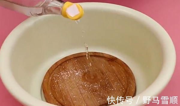木菜板发霉开裂只需倒点厨房里的“它”,用10年都不发霉开裂