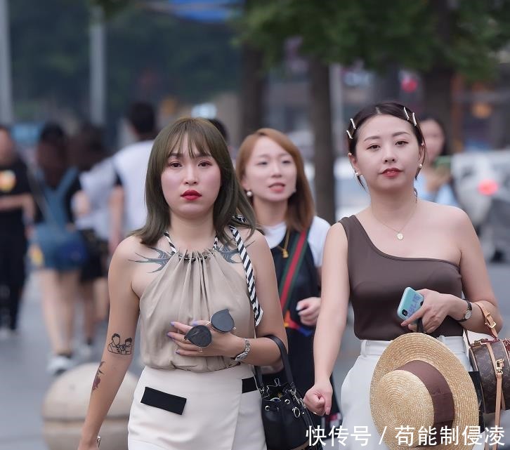 考验眼力，美女身上的纹身有几处！