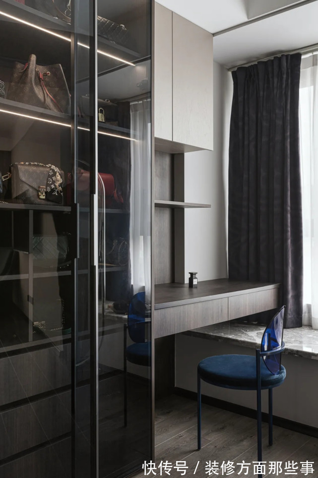 卫生间|135平简约风三居室，在大理石与木质护墙板旁边做了收纳设计