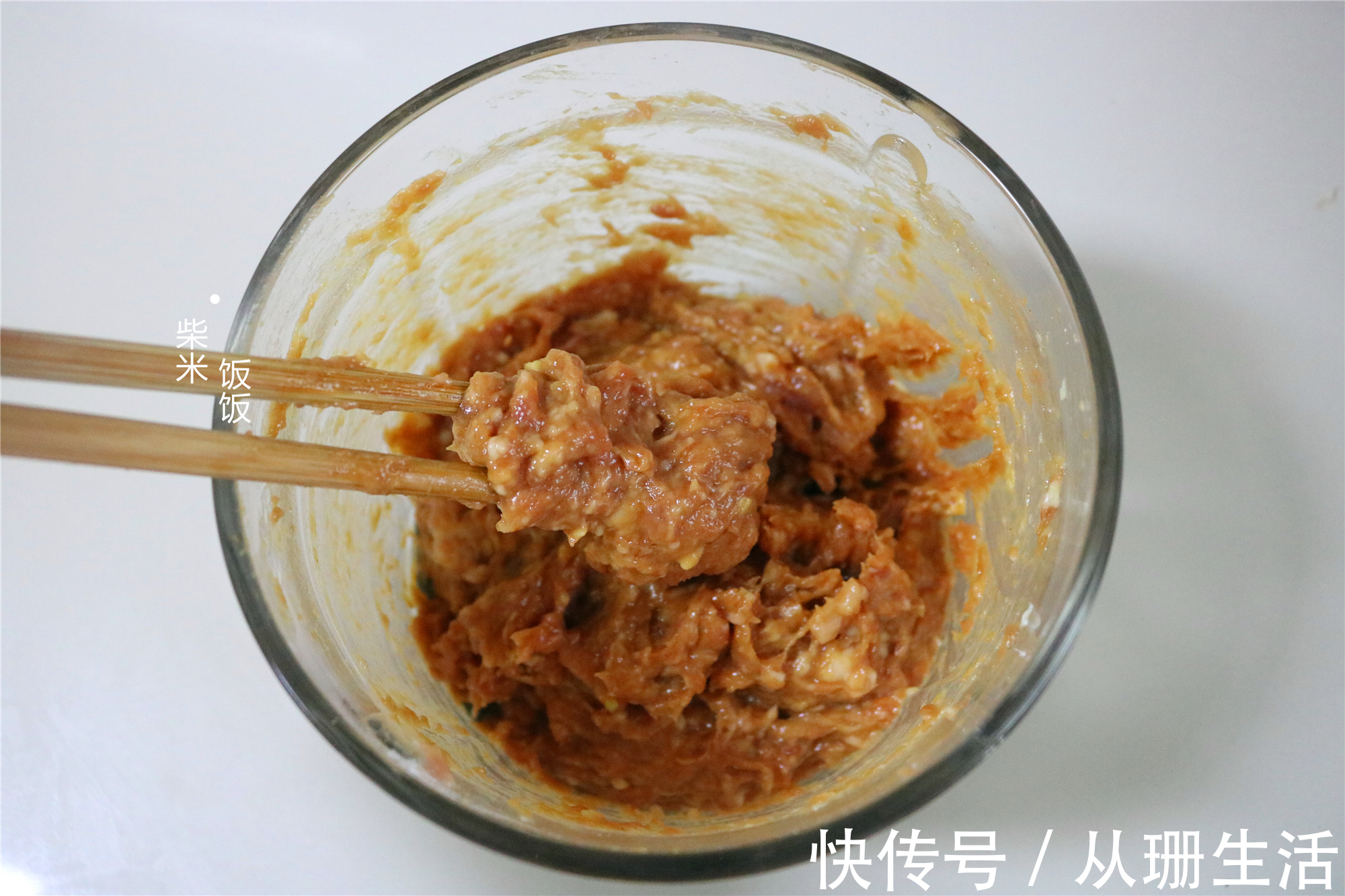 猪肉丸子这样做,不散不柴,鲜嫩有弹性,做一盘连汤也不剩