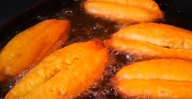 玉米面全身是宝，教你秘制新吃法，开水一烫筷子一压，比馅饼好吃