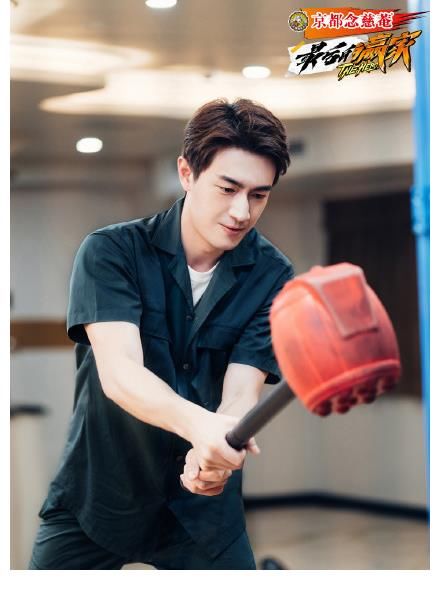 林更新是什么npc克星？抡锤差点把自己抡飞，直接要用麻袋套人