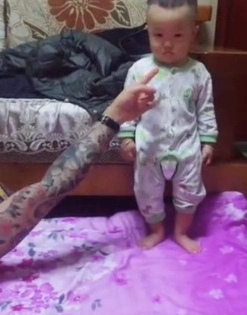 犯错|爸爸训斥犯错的宝宝,宝宝倔强的小眼神亮了,网友:莫欺少年穷