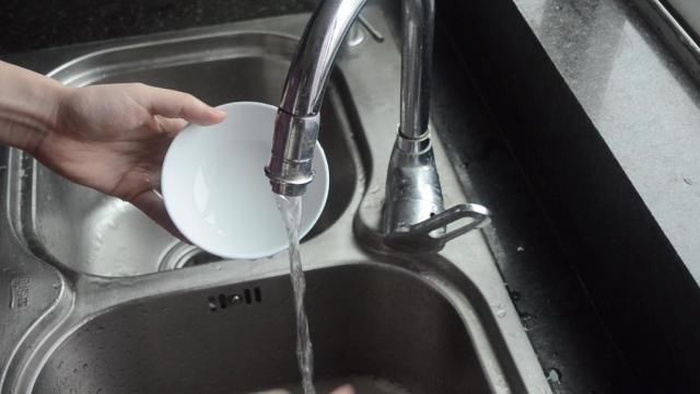 洗碗池上放个一次性口罩,这样用途太棒了,一年省下不少钱,实用