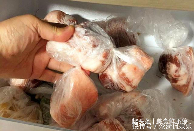 冻肉从冰箱里拿出来,可别直接用水泡!我教你一招,吃着很新鲜