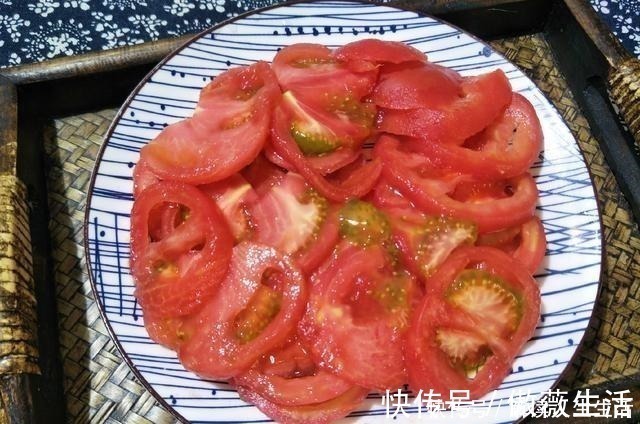 凉拌西红柿,只知道放糖就错了,难怪西红柿不出汤,大厨这样做