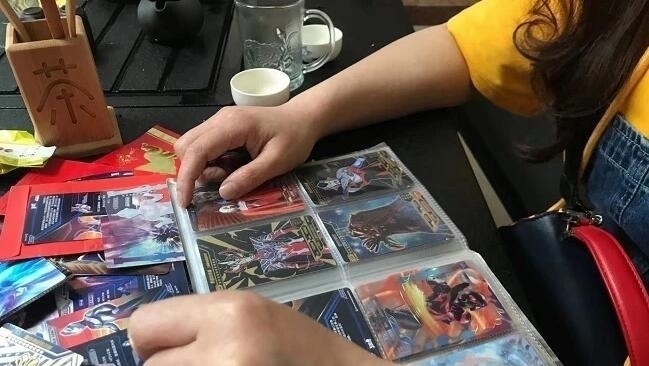 老母亲|孩子疯狂迷恋的“奥特曼卡片”好在哪里?为啥会成为社交硬通货?