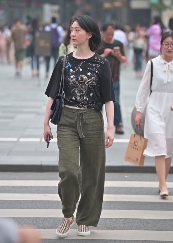 老爷爷 匡威都做不到!但“老爷爷布鞋”却拯救她一身老土装扮,超酷!