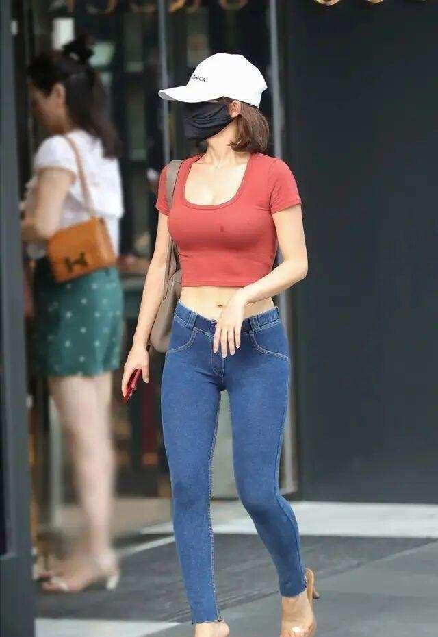 淡紫色 美女脚上搭配一双拼色的高跟鞋,穿起来非常的时尚又舒适