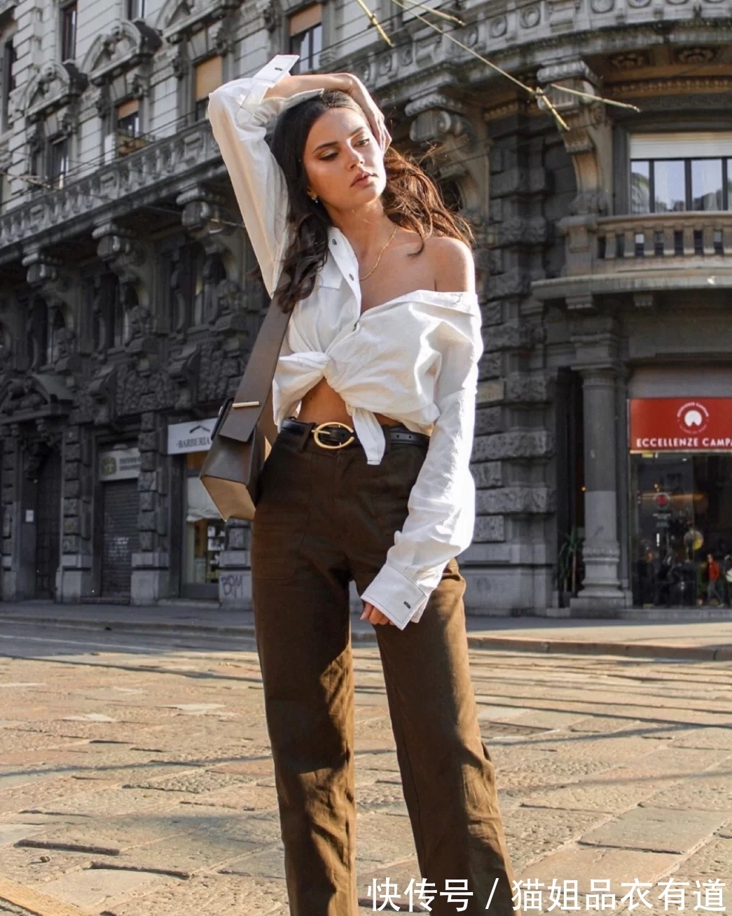 露肤|今夏穿衬衫,不流行直接塞裤腰了!这5个技巧拿去用,洋气又时髦