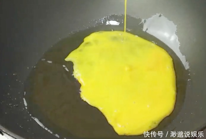 饭菜|买把芹菜回家做道好吃的,鲜香美味,一口清脆,是道不错的下饭菜