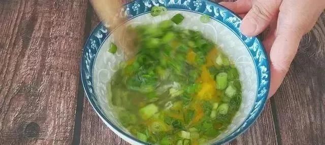 筷子|早餐饼的新吃法，不揉面不擀面，筷子一搅，比包子油条好吃，真香