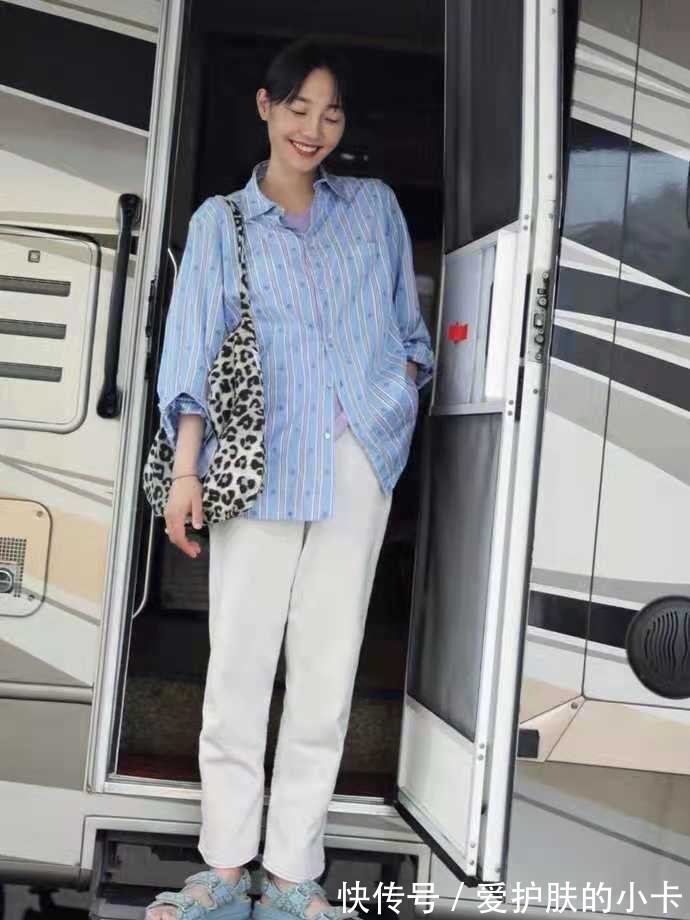 t恤|白百合示范洋气穿搭!彩虹衫+休闲裤配着这样穿,时髦减龄又舒适