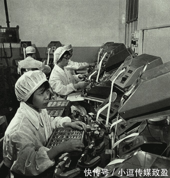 上海手表厂|70年代的老照片三转一响时代的上海手表厂