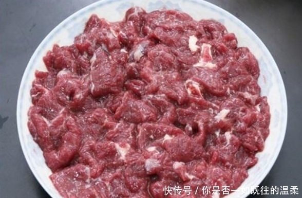 牛肉一炒就老，咬都咬不动？大厨教你正确做法，先用它“泡一泡”