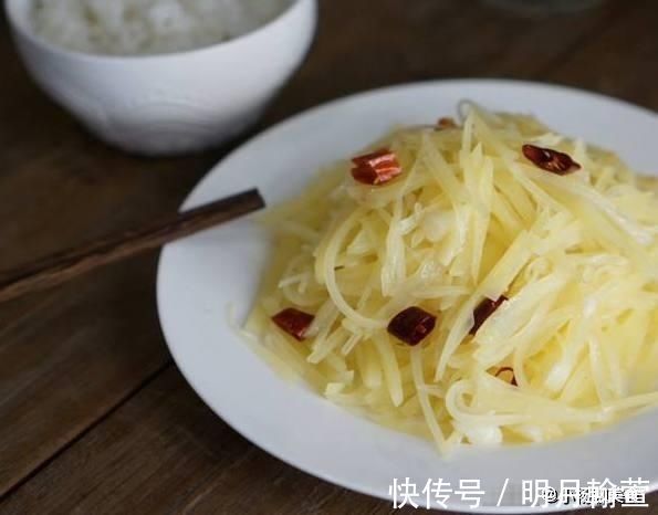 土豆丝下锅前,做好这3个步骤,炒出来不粘锅,又脆又嫩又爽口!