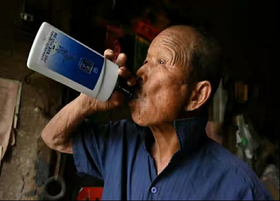 儿孙们|101岁农村爷爷,1天喝半斤白酒,生活方式奇特,逢人便讲长寿经验