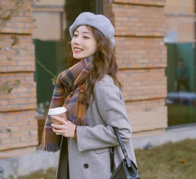 女人 精致的女人不需要扮嫩,身着优雅的裙装穿搭,温柔高级又不显老