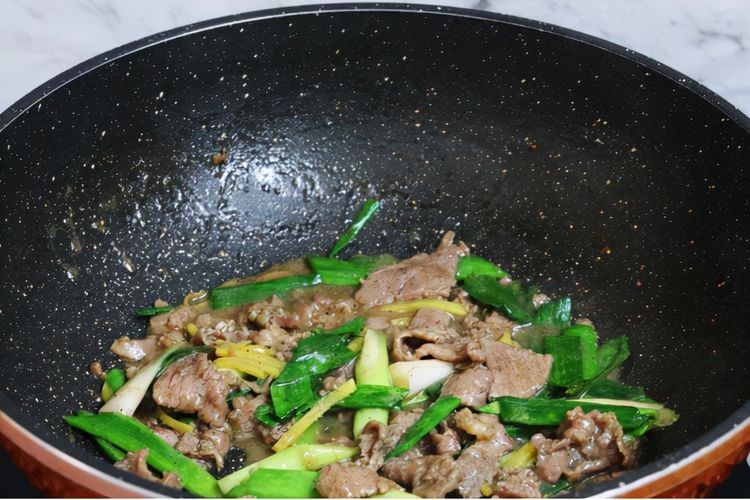 这道快炒菜来上一盘，吃个心花怒放，冬季吃正好