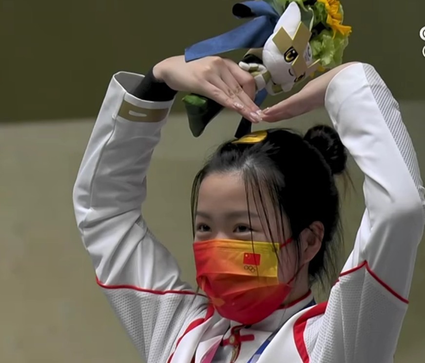国歌|升国旗奏国歌!杨倩在颁奖典礼终于笑了,高唱国歌,比心动作大亮