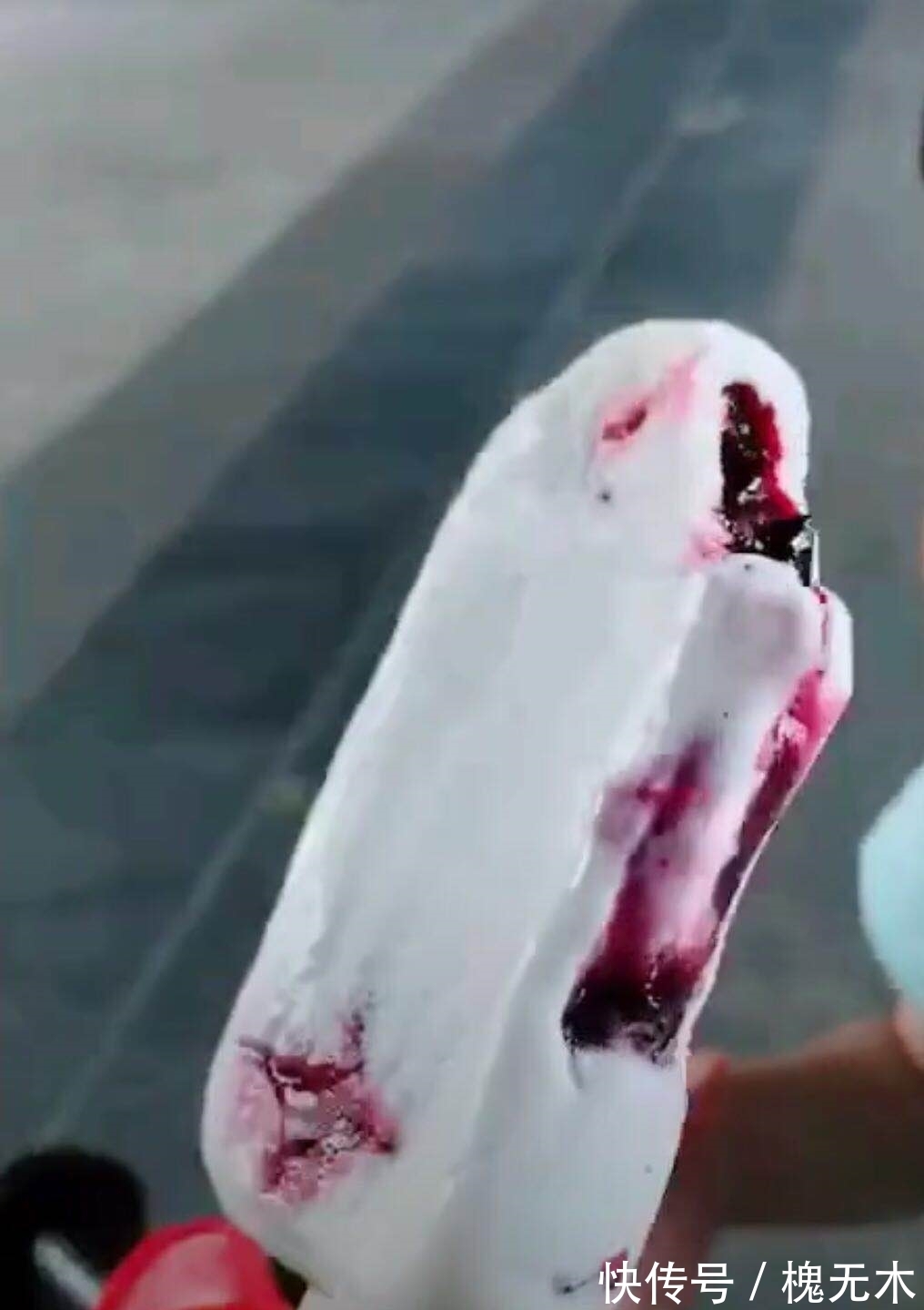 棒冰|小男孩咬了一口棒冰,捂着嘴哭喊起来,妈妈紧张地一遍遍解释!