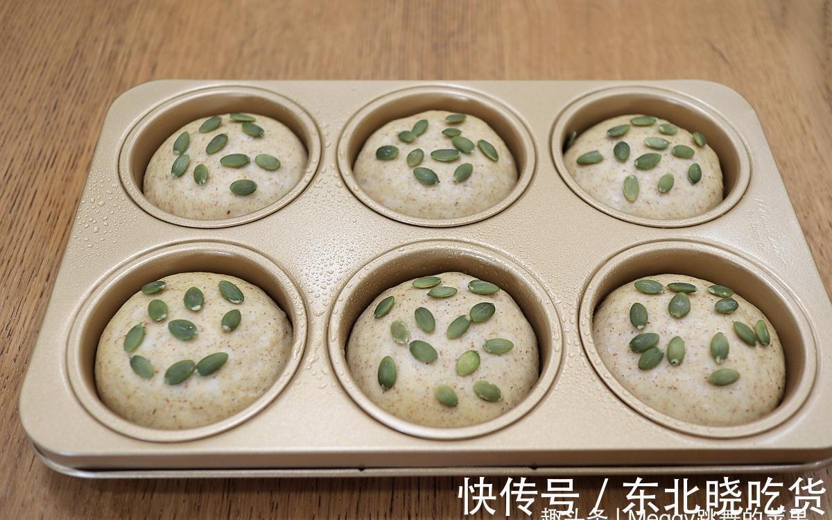 20%的黑全麦面包,颜值和营养都有了,造型很独特,口感很暄软