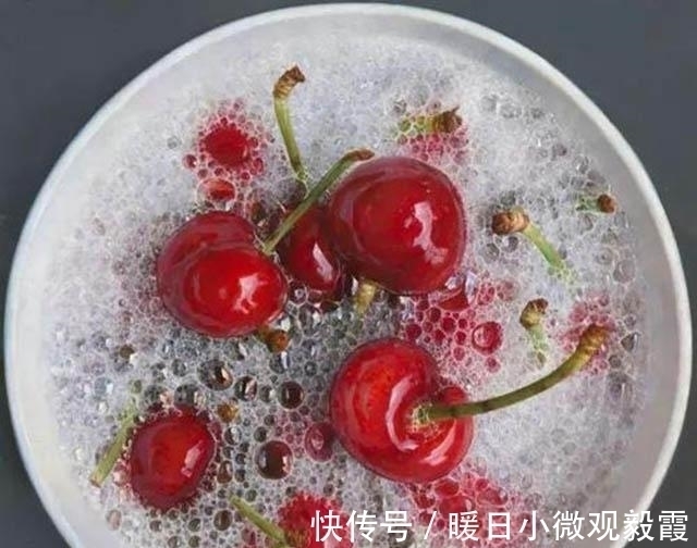 浮红@蔡杰与齐白石PK樱桃画,吃剩的卖了2408万,浸水的只值195万,为啥