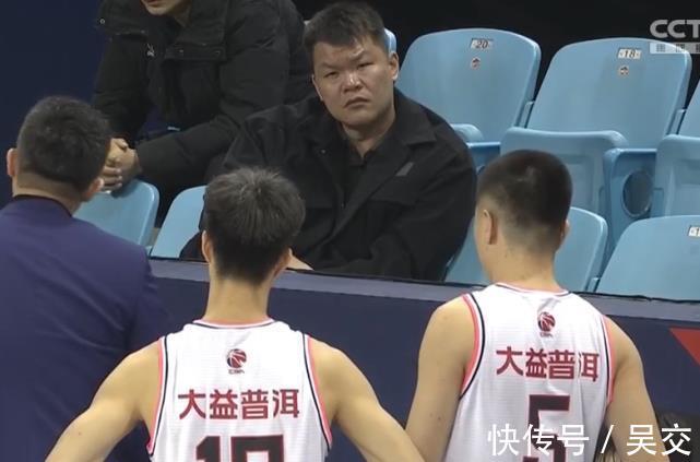 四川队|110-76!CBA无悬念一战!卫冕冠军4连胜走出低谷,朱芳雨场边犯困