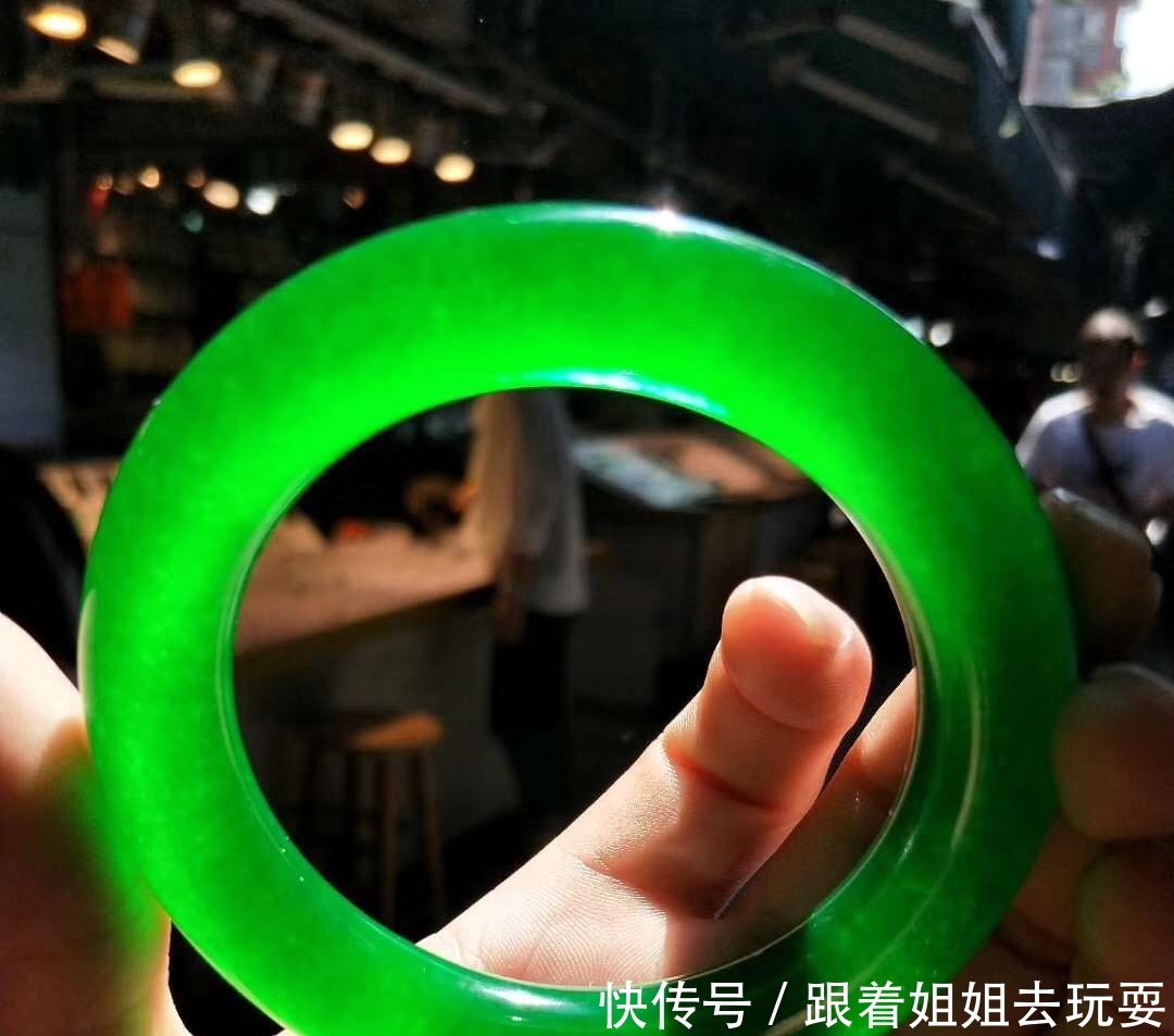 惹万千少女流连的阳绿翡翠究竟是什么样,它到底贵在哪里,怎么看