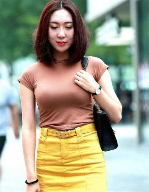 街拍：美女穿一字肩吊带长裙，长相甜美，长发披肩温婉动人