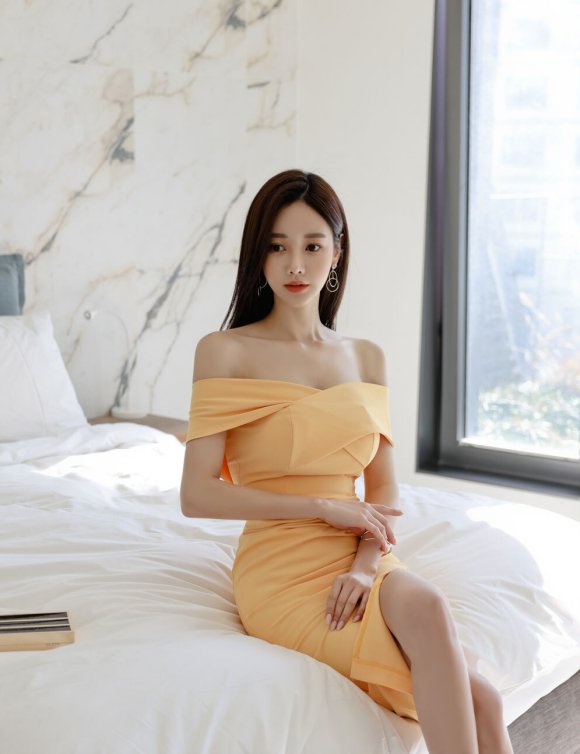 孙允珠气质依然性感迷人，淡黄色一字肩紧身包臀裙，尽显成熟魅力