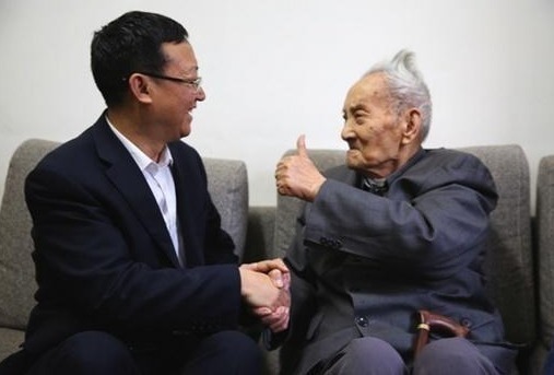 老公|老公110岁，老伴儿96岁，却说长寿很简单，4“动”助你长寿