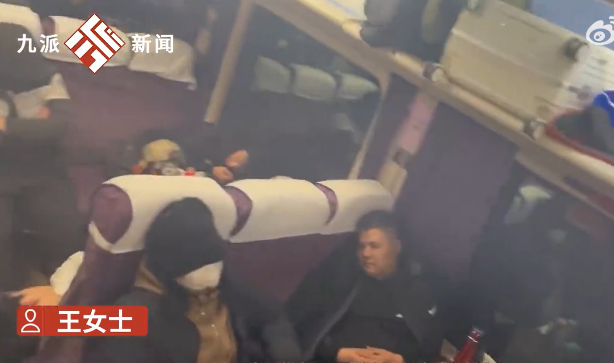 女子在火车上座位被占，竟爬上行李架睡觉，当事人：不好意思叫醒占座的小哥，又实在困的不行