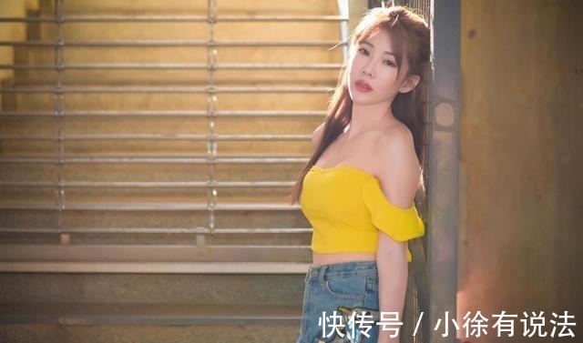 一字肩 黄色一字肩上衣搭配牛仔短裤,清凉的同时带来清新靓丽的视觉感受!