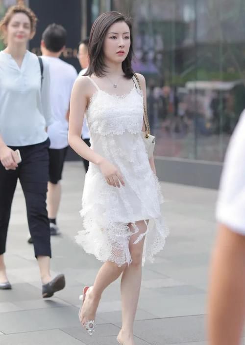 仙女|小姐姐太漂亮了,穿一件白色吊带短裙美成小仙女,吸足路人目光