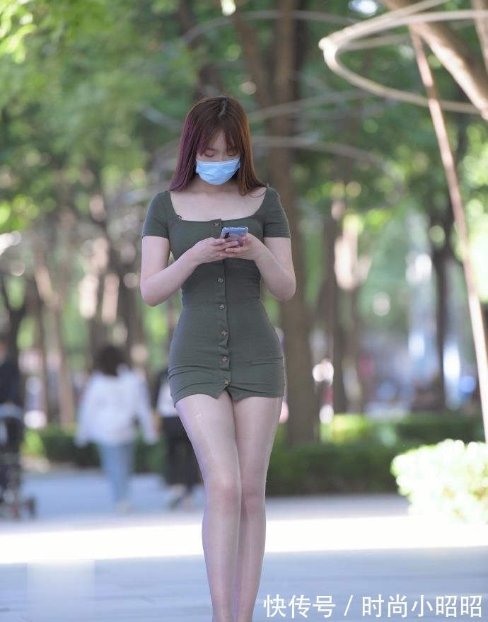 连衣裙 森林绿连衣裙姑娘,配上“袜子”简直美到发光