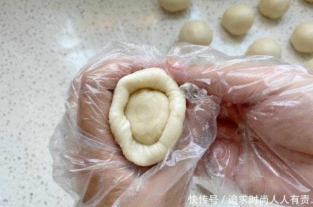 美味|想吃红豆饼别再买了,在家用面粉就能做,咬一口层次分明香酥美味